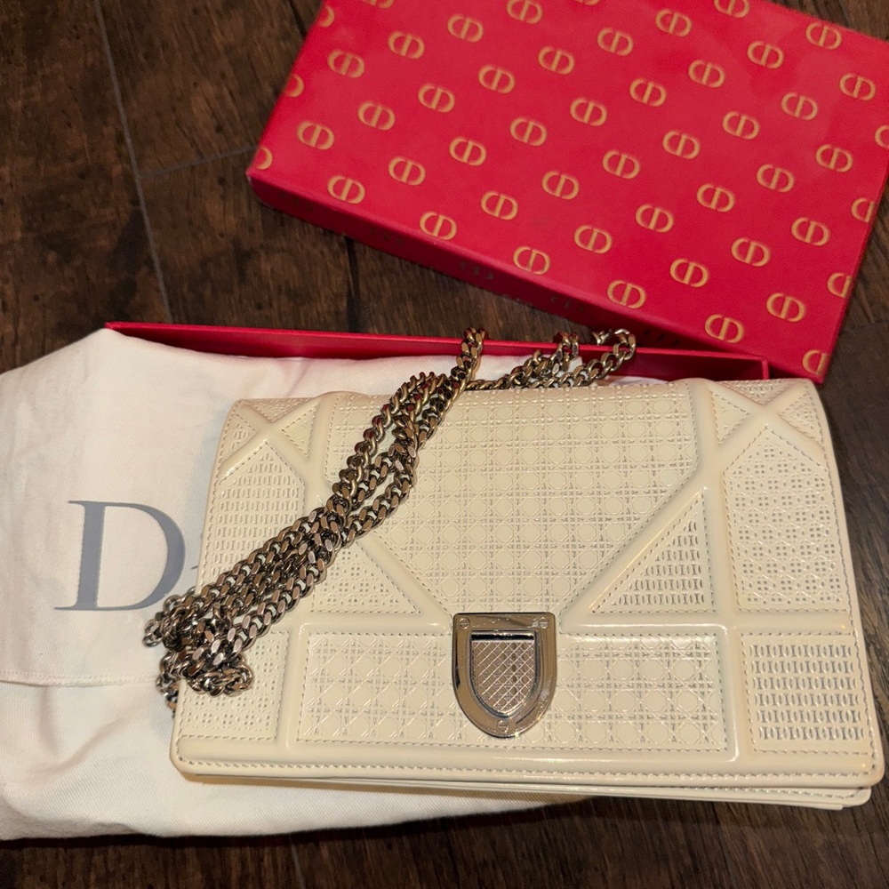 CHRISTIAN DIOR Patent Micro-Cannage Diorama Wallet on Chain Pouch - Ivory